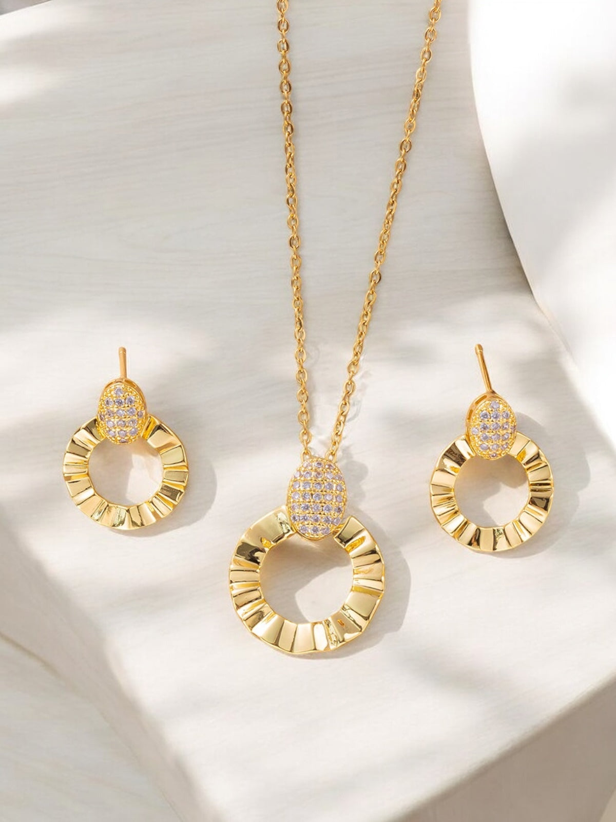 Radiance Unbound Pendant Necklace Set
