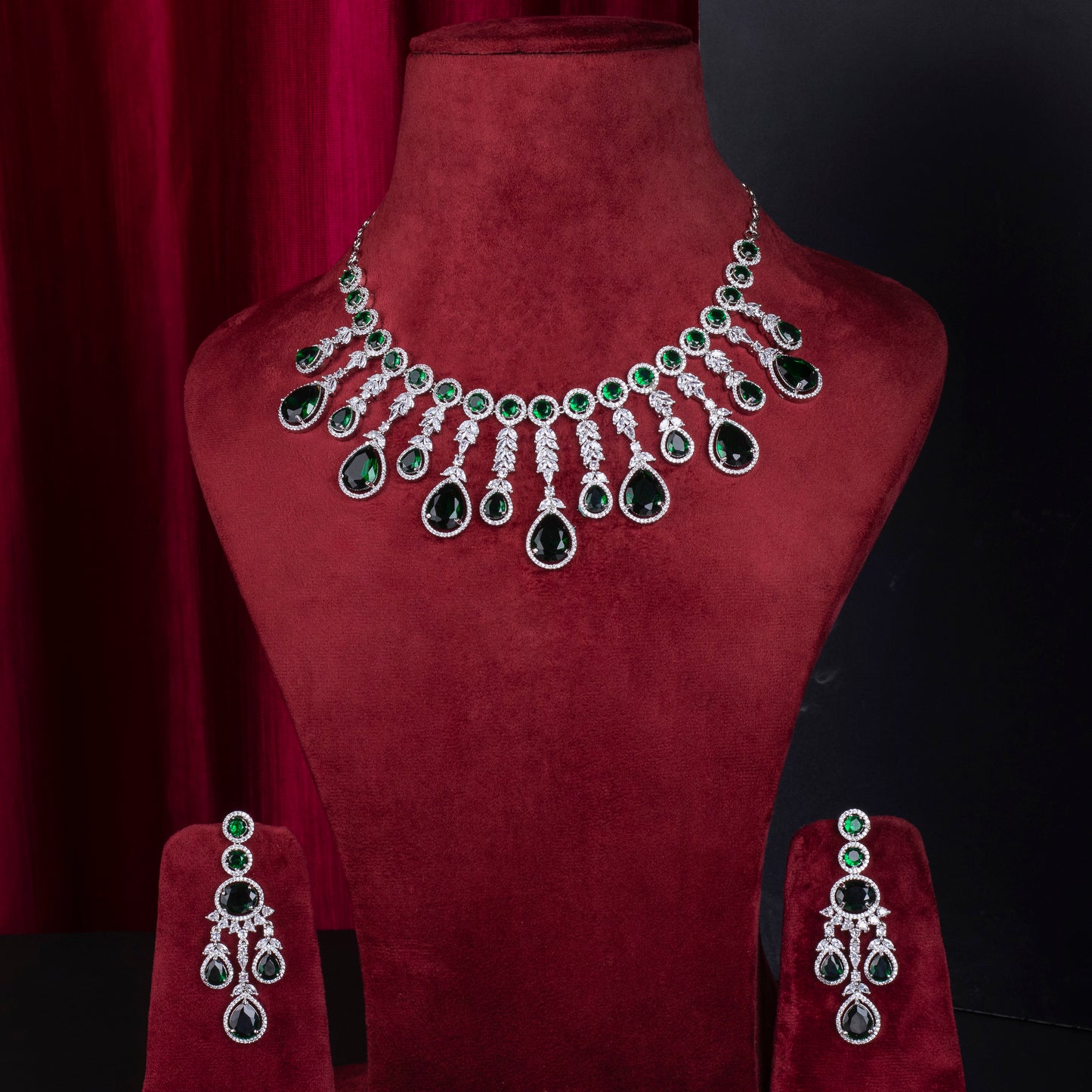 Aurora Emerald Necklace Set