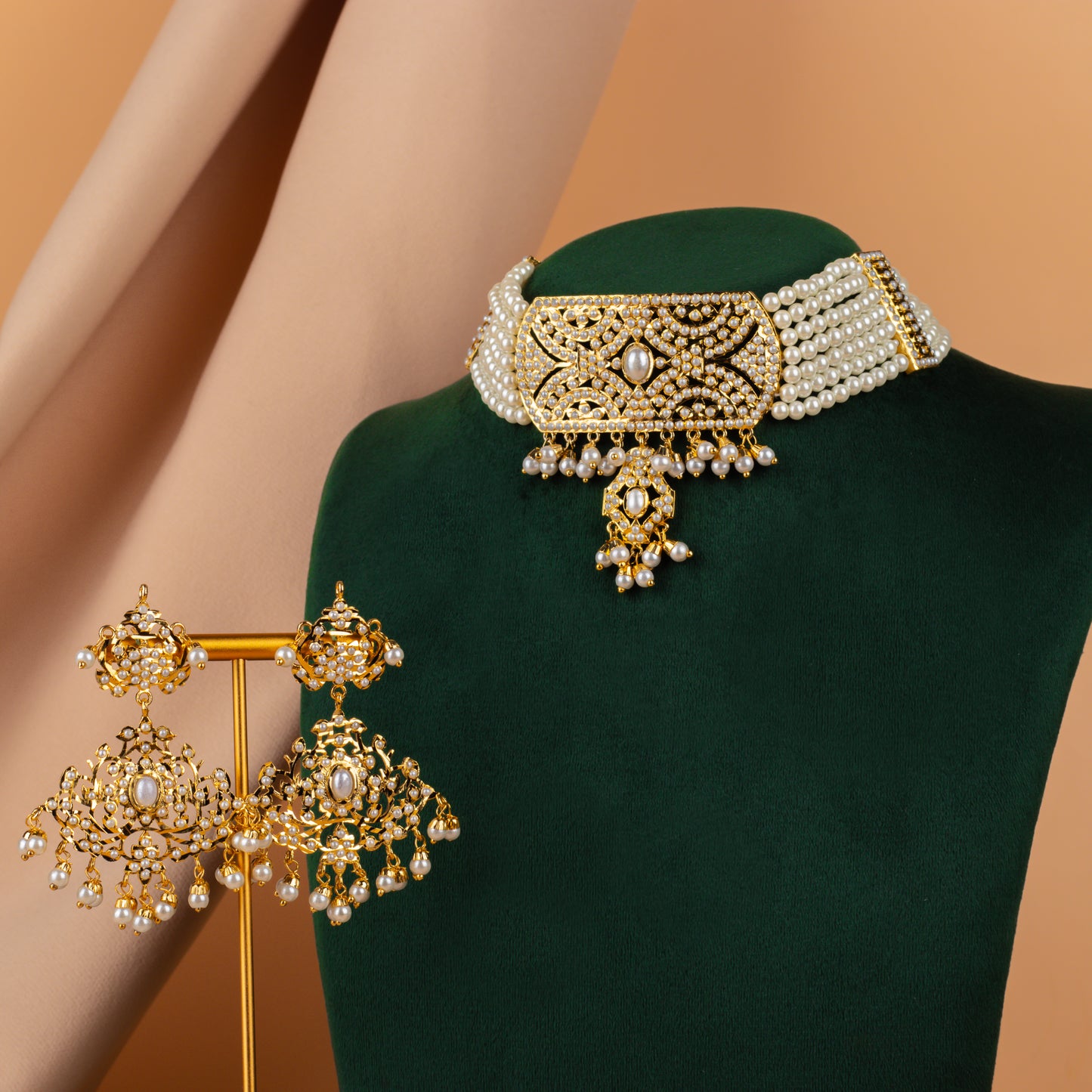 Maahru White Beaded Gold Plated Jadau Choker Set