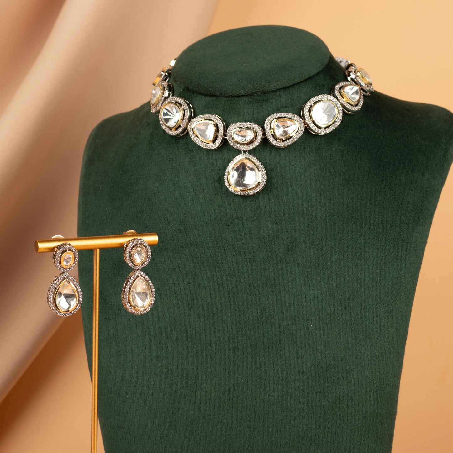 Delight Silver White Polki Necklace Set