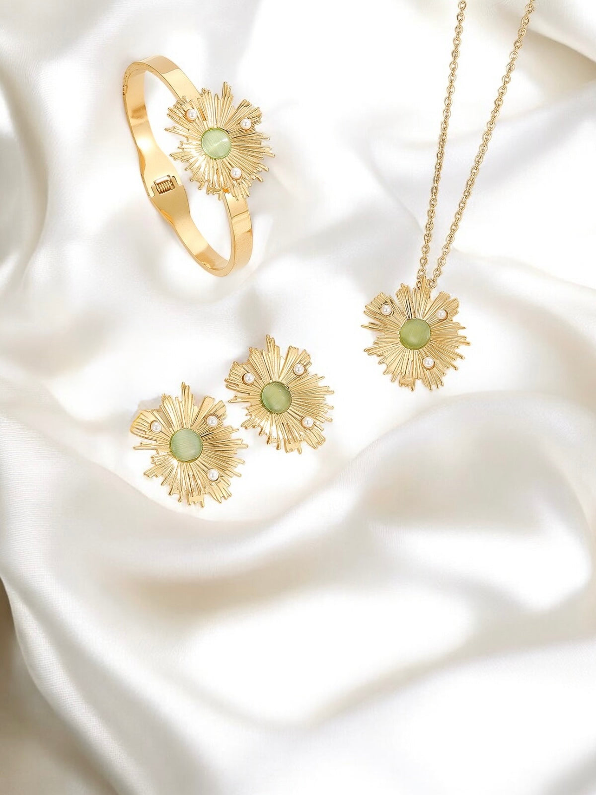 Solara Radiance Pendant Set with Bracelet
