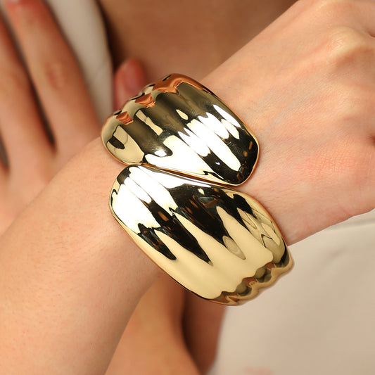 Cava Court Golden Cuff